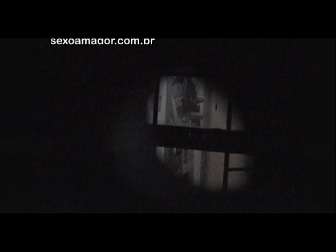 ❤️ Блонді таємно знімає на відео сусідський вуайерист, прихований за порожнистими цеглами Чортове відео у нас uk.tukifporno.ru ﹏